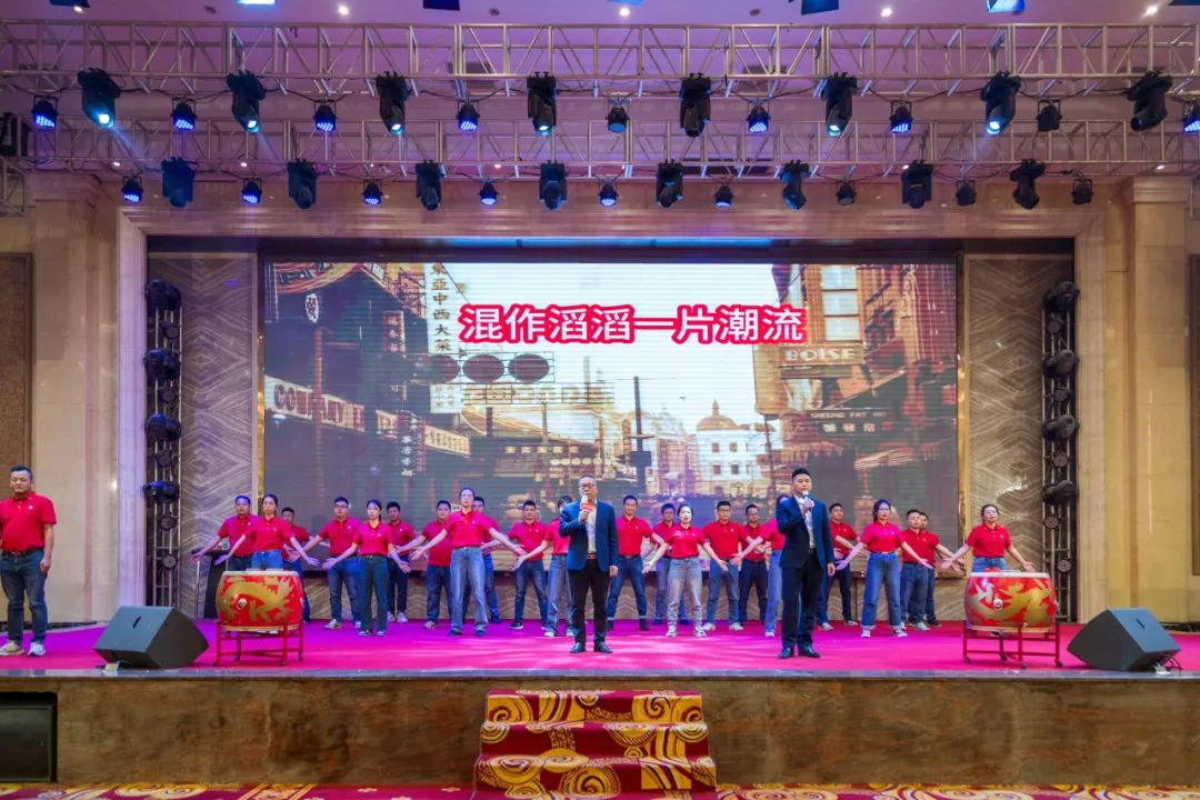 聚勢·創(chuàng)變·敢為 | 強(qiáng)輝集團(tuán)2025年迎新晚會圓滿結(jié)束，共繪未來新藍(lán)圖(圖22)