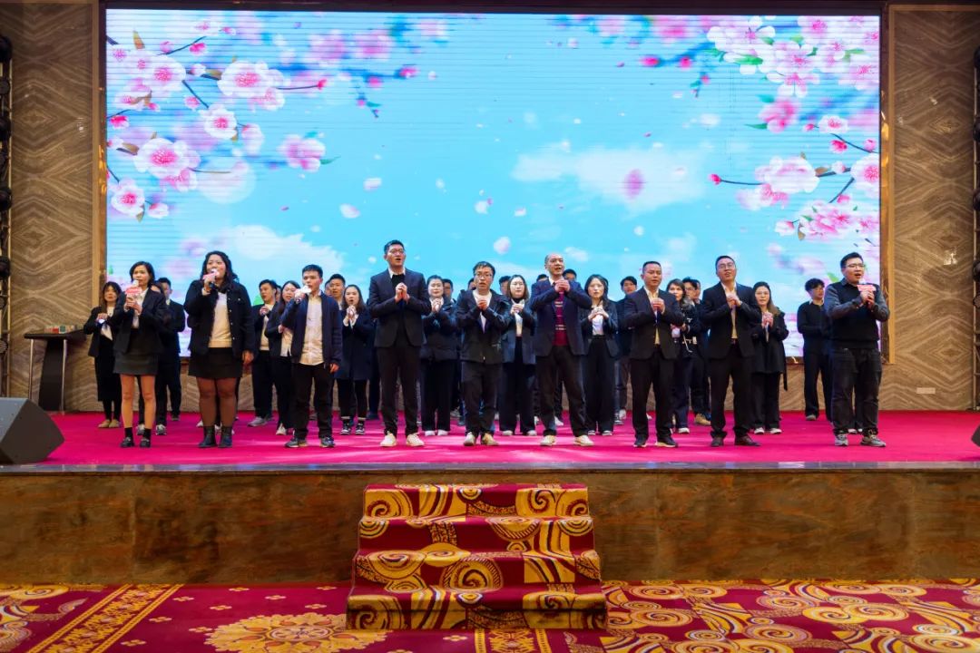 聚勢·創(chuàng)變·敢為 | 強(qiáng)輝集團(tuán)2025年迎新晚會圓滿結(jié)束，共繪未來新藍(lán)圖(圖26)