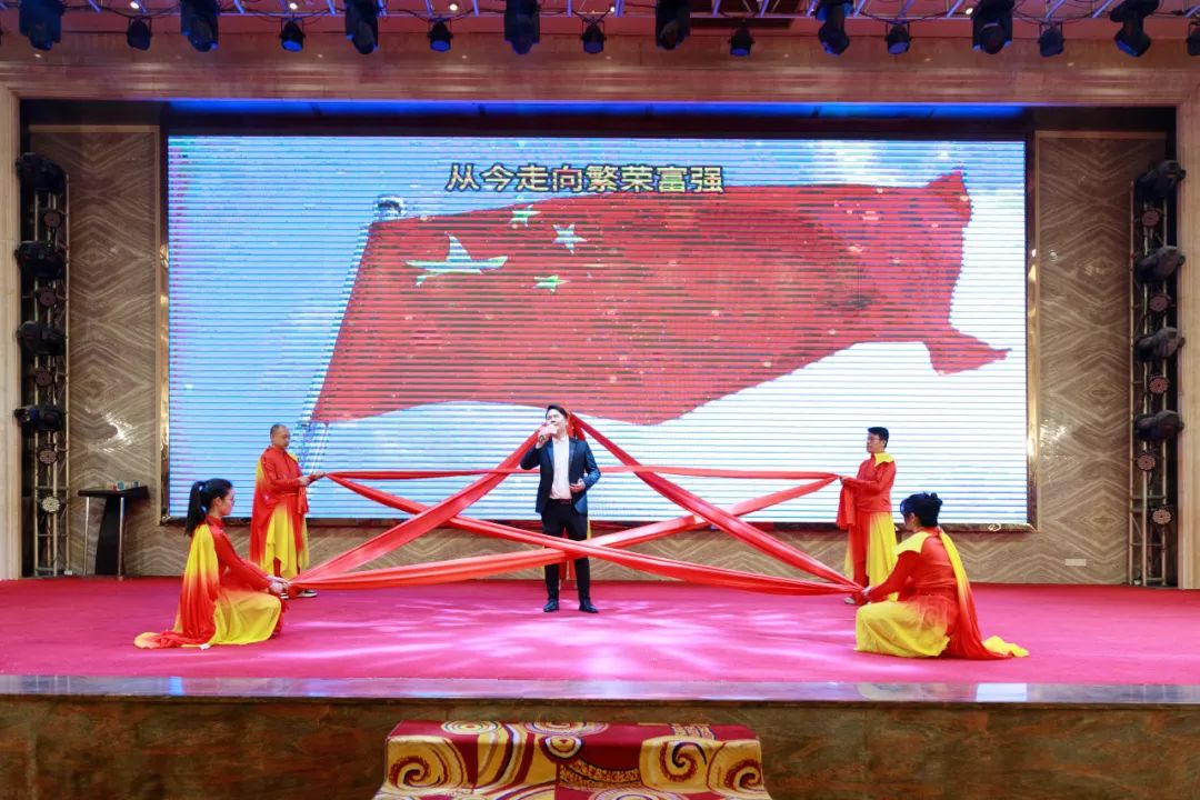 聚勢·創(chuàng)變·敢為 | 強(qiáng)輝集團(tuán)2025年迎新晚會圓滿結(jié)束，共繪未來新藍(lán)圖(圖25)